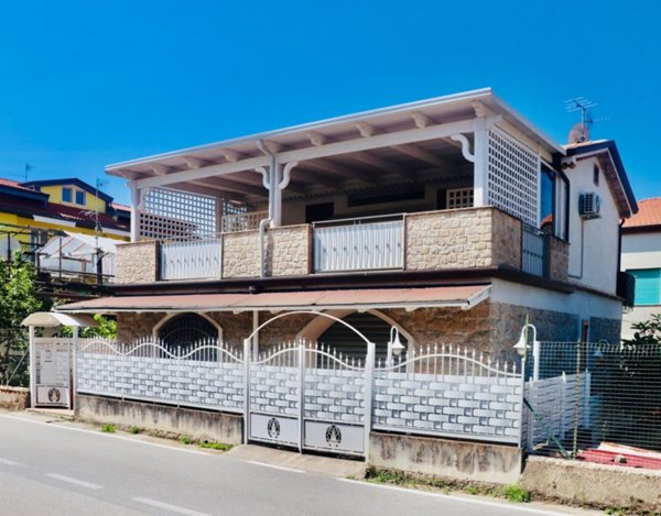 casa indipendente in vendita ad Ascea in zona Marina di Ascea