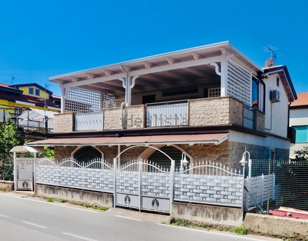 casa indipendente in vendita ad Ascea in zona Marina di Ascea