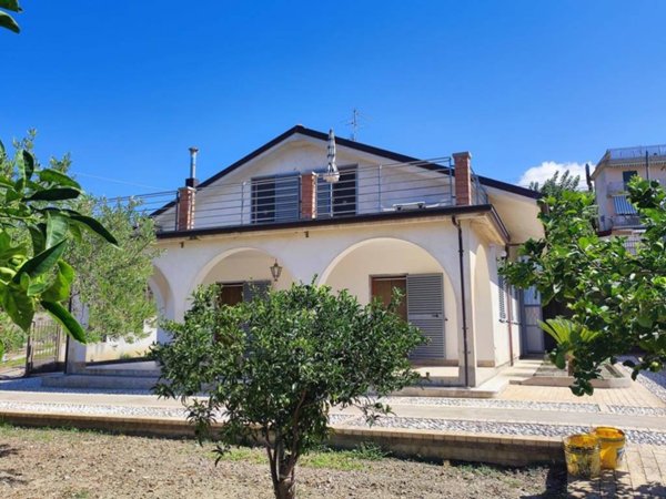 casa indipendente in vendita ad Ascea in zona Marina di Ascea