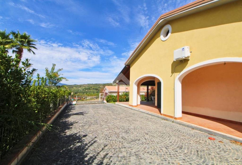 casa indipendente in vendita ad Ascea in zona Marina di Ascea
