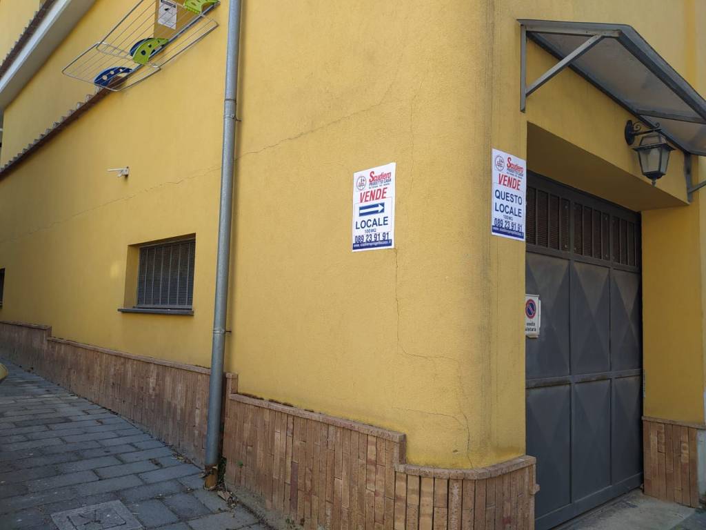 locale commerciale in vendita a Baronissi