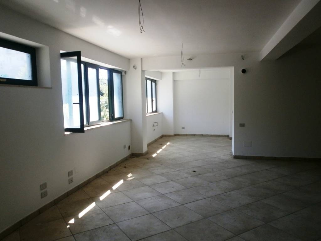 locale di sgombero in vendita a Baronissi
