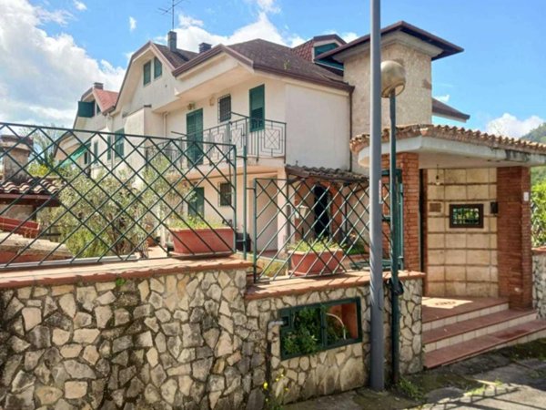casa indipendente in vendita a Baronissi