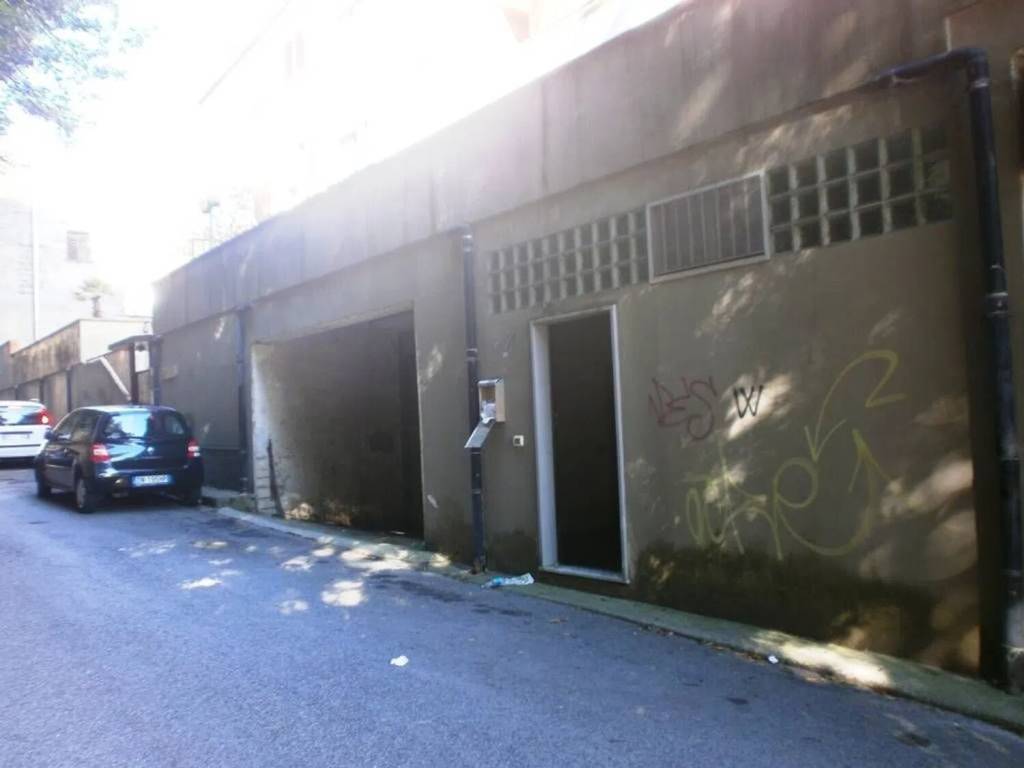 locale commerciale in vendita a Baronissi