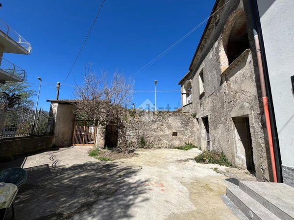 casa semindipendente in vendita a Baronissi in zona Antessano