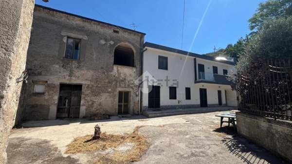 casa semindipendente in vendita a Baronissi in zona Antessano