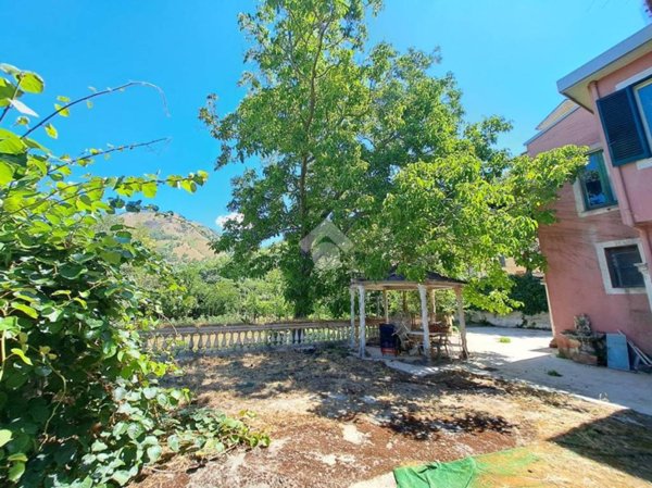 casa indipendente in vendita a Baronissi