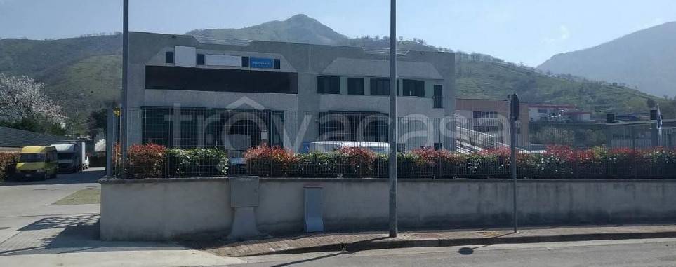 locale commerciale in vendita a Baronissi