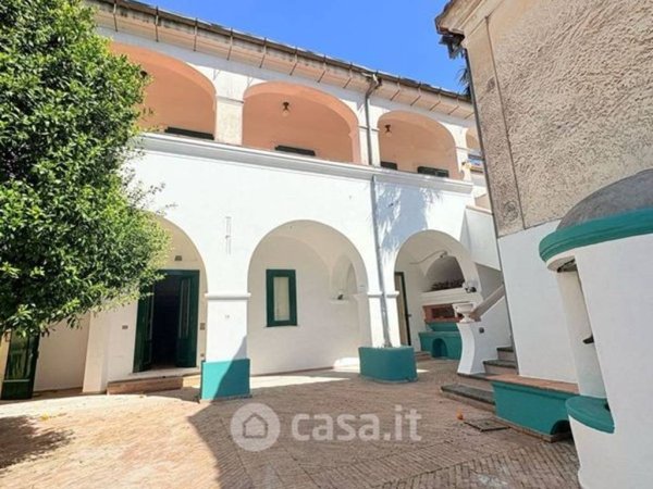 intera palazzina in vendita a Baronissi in zona Saragnano