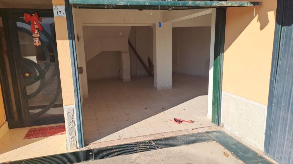 locale commerciale in vendita a Baronissi in zona Saragnano