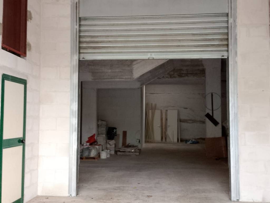 locale commerciale in vendita a Baronissi