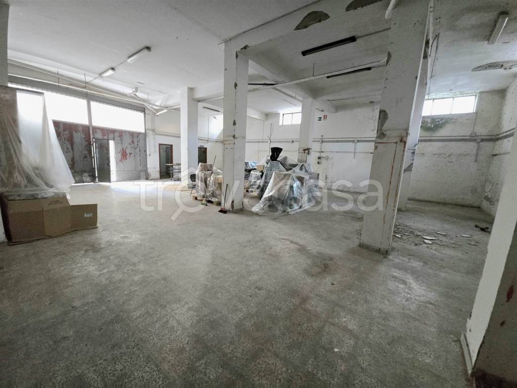 locale di sgombero in vendita a Baronissi in zona Antessano