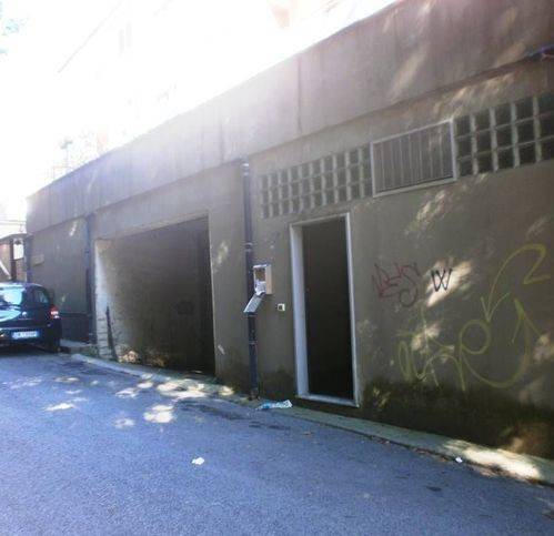 locale commerciale in vendita a Baronissi