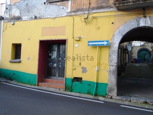 locale commerciale in vendita a Baronissi in zona Saragnano