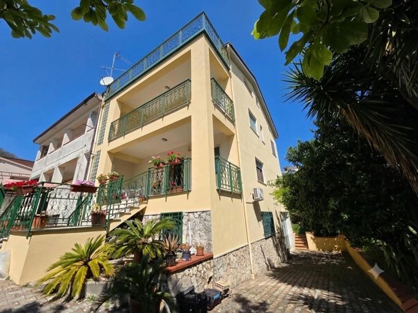 casa indipendente in vendita a Baronissi in zona Saragnano