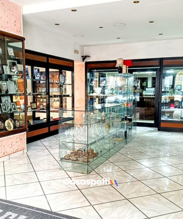 locale commerciale in vendita a Battipaglia in zona Centro Città