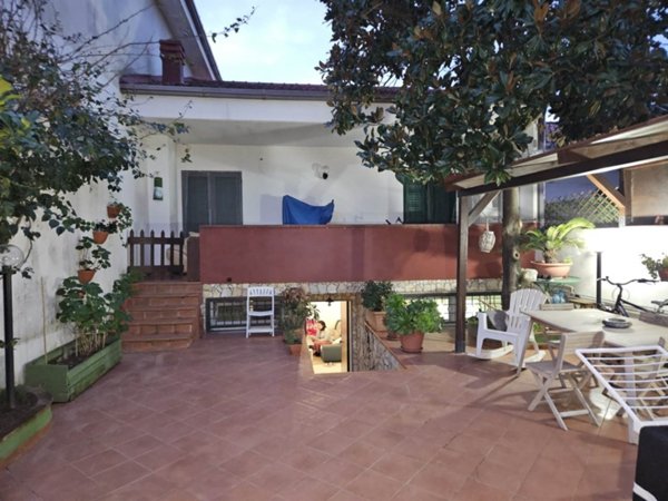 casa indipendente in vendita a Battipaglia in zona Lido Lago