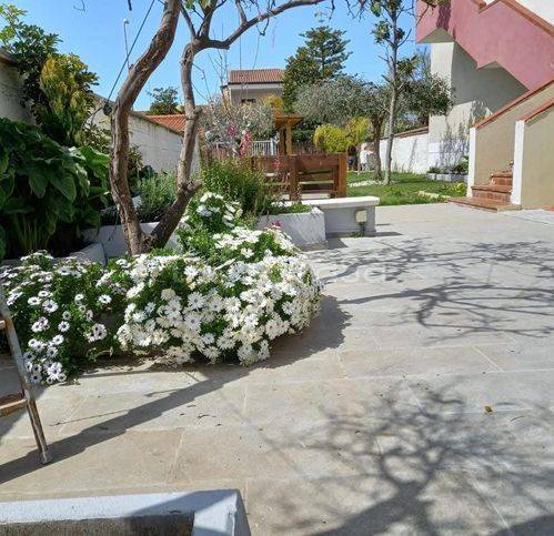 casa indipendente in vendita a Battipaglia in zona Lido Lago