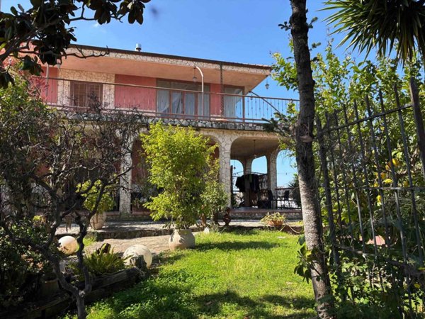 casa indipendente in vendita a Battipaglia in zona Centro Città