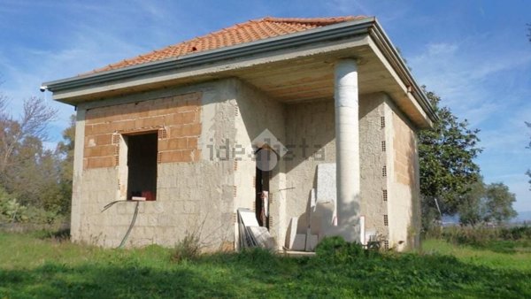 casa indipendente in vendita a Battipaglia in zona Lido Lago