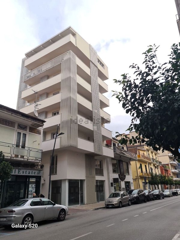 locale commerciale in vendita a Battipaglia in zona Centro Città