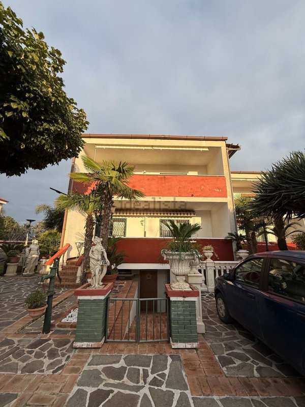 casa indipendente in vendita a Battipaglia in zona Lido Lago