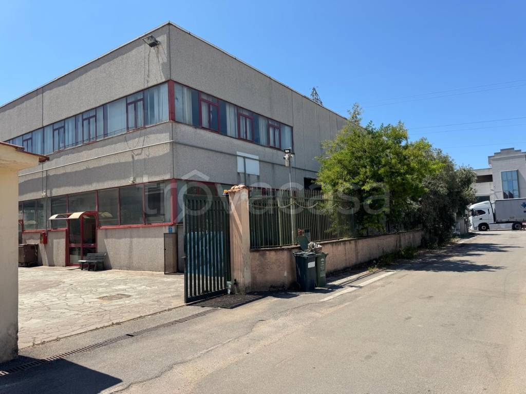 locale commerciale in vendita a Battipaglia