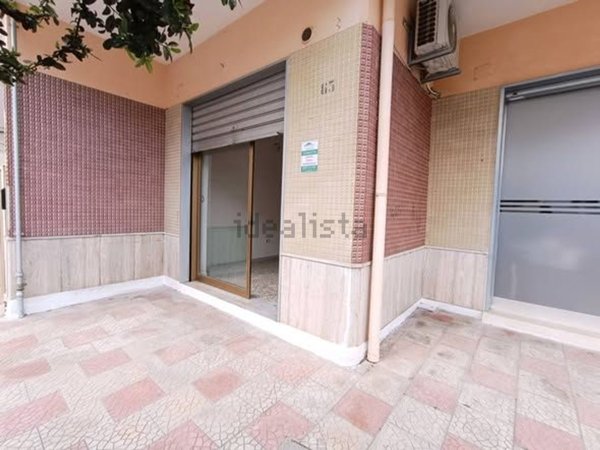 locale commerciale in vendita a Battipaglia in zona Serroni