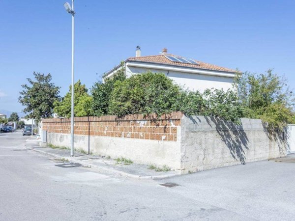 casa indipendente in vendita a Battipaglia in zona Lido Lago