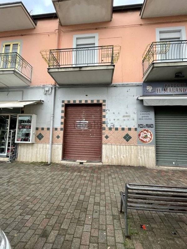 locale commerciale in vendita a Battipaglia