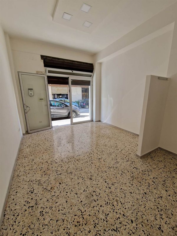 locale commerciale in vendita a Battipaglia