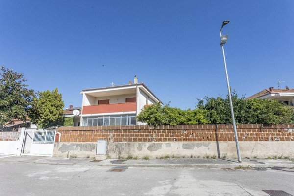 casa indipendente in vendita a Battipaglia in zona Lido Lago