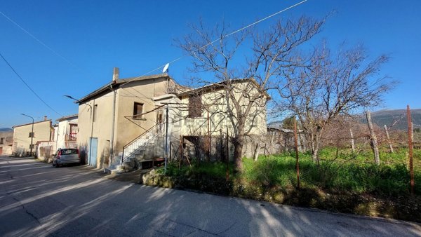 casa indipendente in vendita a Buccino in zona Tufariello