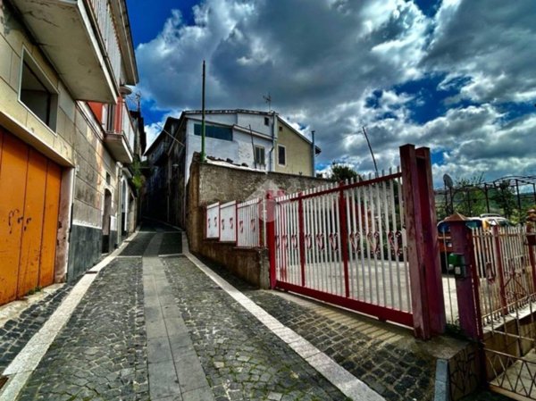 casa indipendente in vendita a Calvanico
