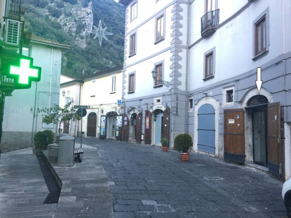 locale commerciale in vendita a Campagna