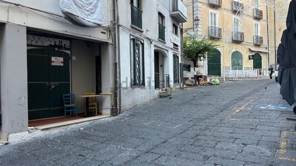 locale commerciale in vendita a Campagna