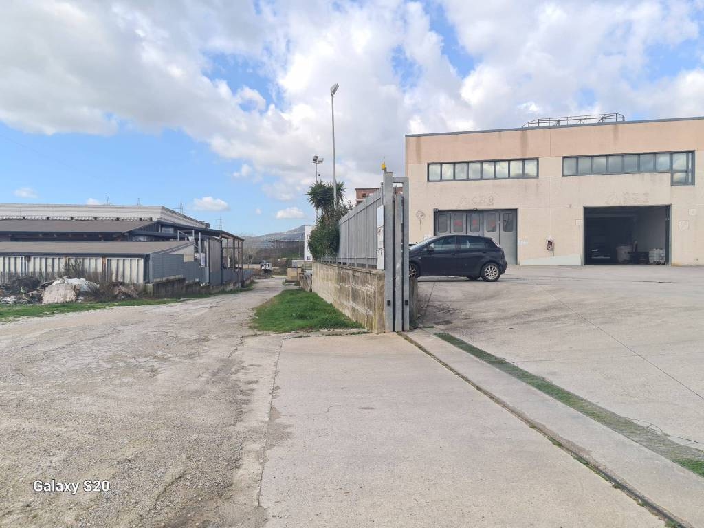 locale commerciale in vendita a Campagna