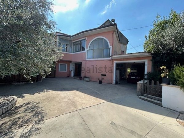 esavano in vendita a Campagna