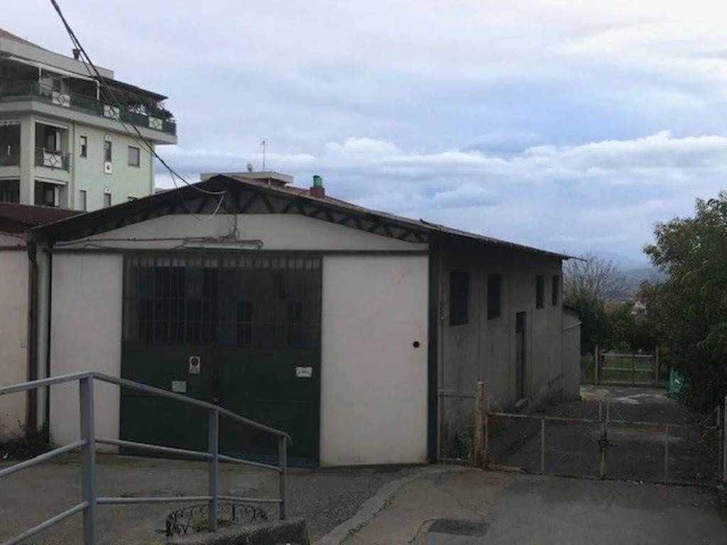 locale commerciale in vendita a Campagna