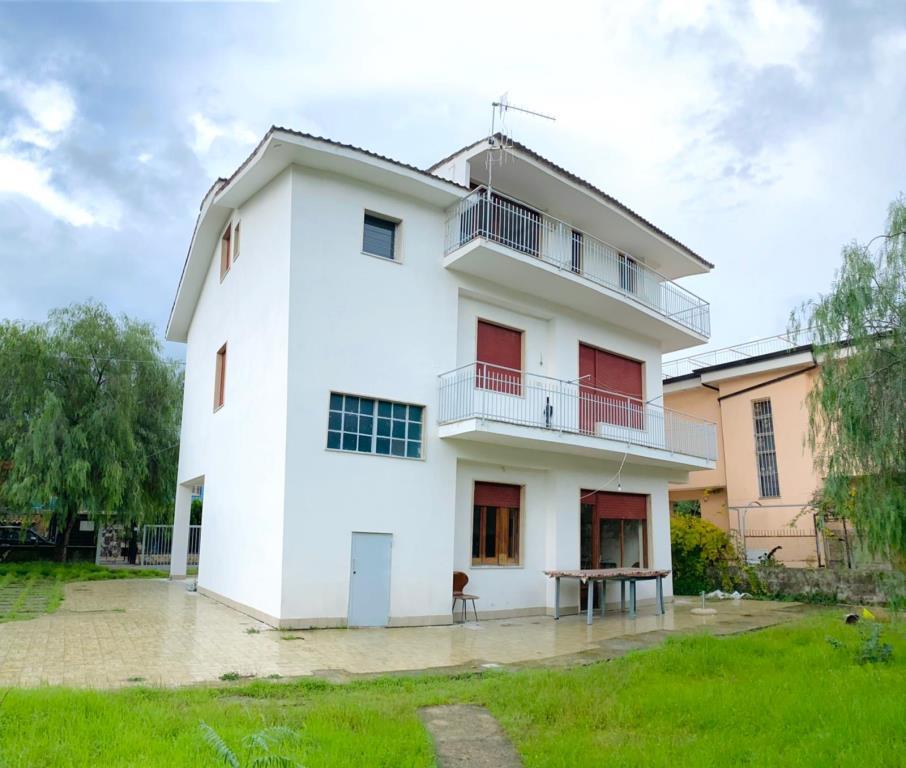 intera palazzina in vendita a Capaccio Paestum in zona Torre/Licinella
