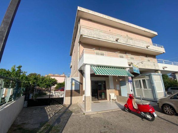 negozio in vendita a Capaccio Paestum in zona Torre/Licinella