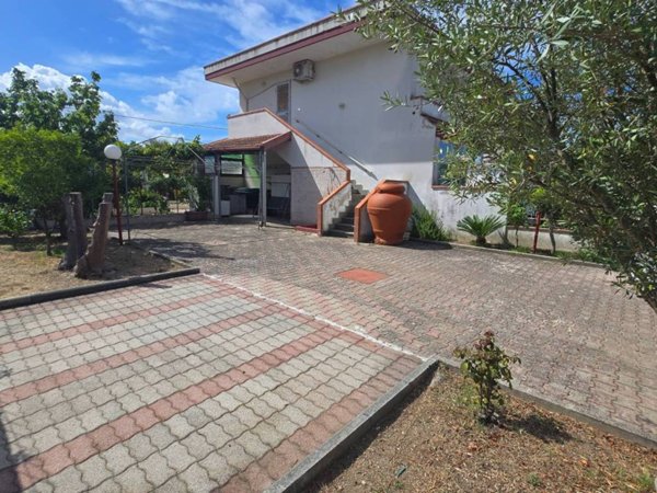 casa indipendente in vendita a Capaccio Paestum in zona Laura