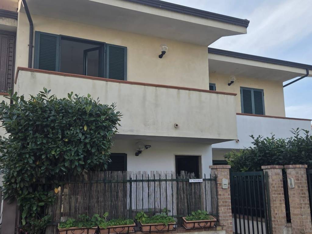 casa indipendente in vendita a Capaccio Paestum in zona Laura