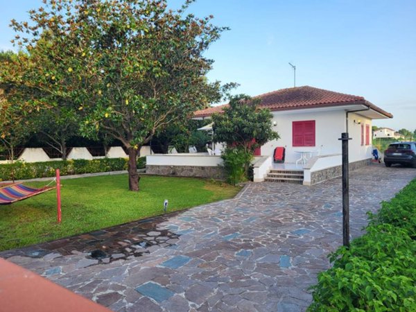 casa indipendente in vendita a Capaccio Paestum in zona Laura