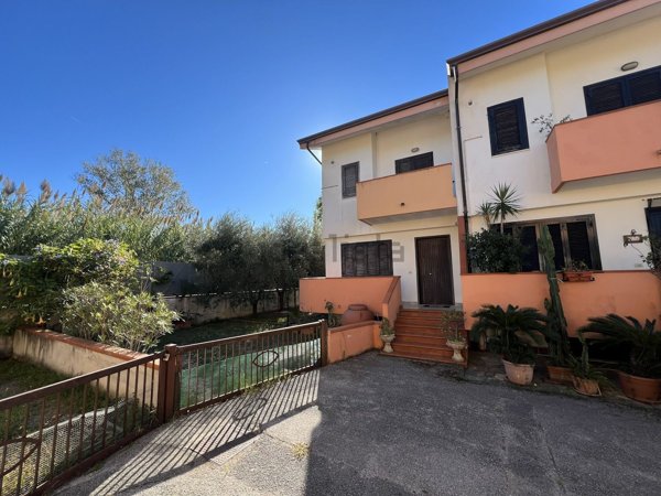 casa indipendente in vendita a Capaccio Paestum in zona Laura