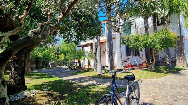 casa indipendente in vendita a Capaccio Paestum in zona Laura