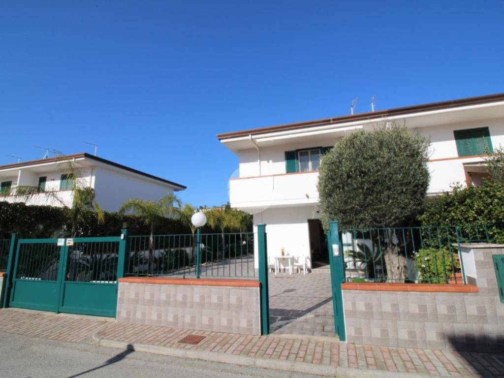 casa indipendente in vendita a Capaccio Paestum in zona Laura