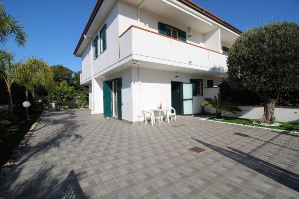 casa indipendente in vendita a Capaccio Paestum in zona Laura