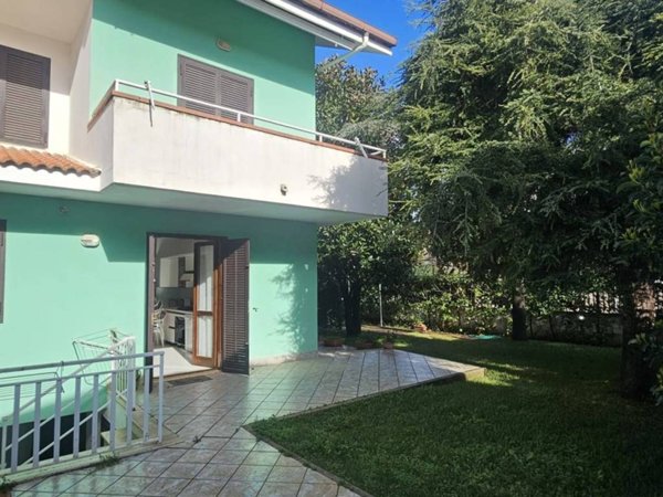 casa indipendente in vendita a Capaccio Paestum in zona Laura