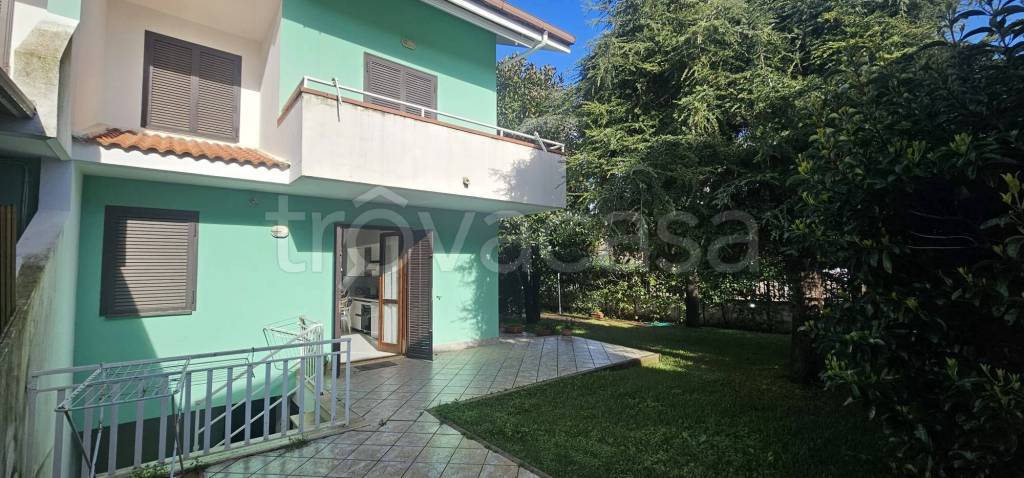 casa indipendente in vendita a Capaccio Paestum in zona Laura